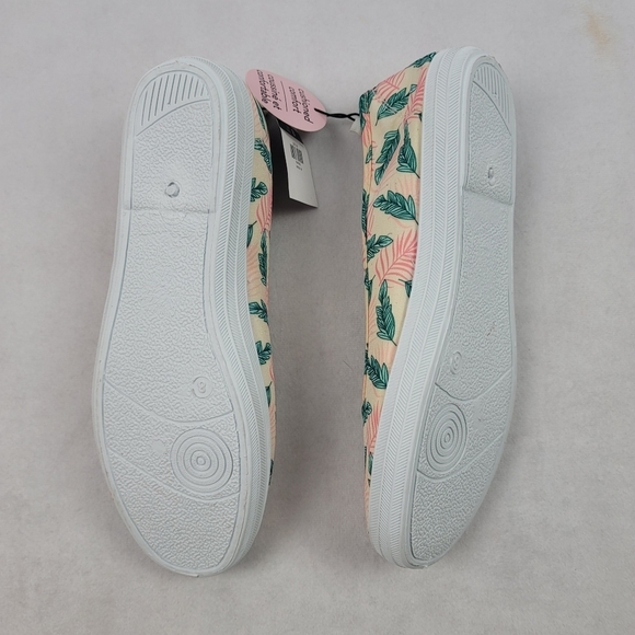 NWT set of tropical leaf poncho and cushion flats - Picture 8 of 10